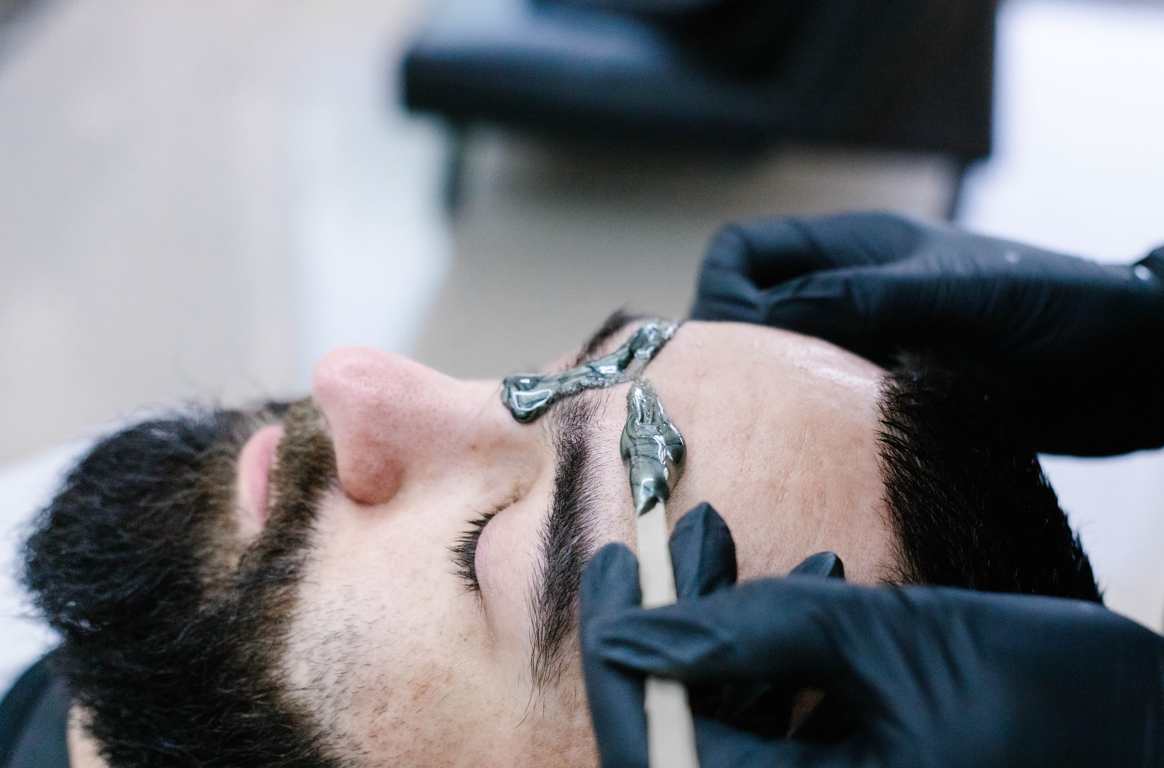 Навіщо робити корекцію брів чоловікам